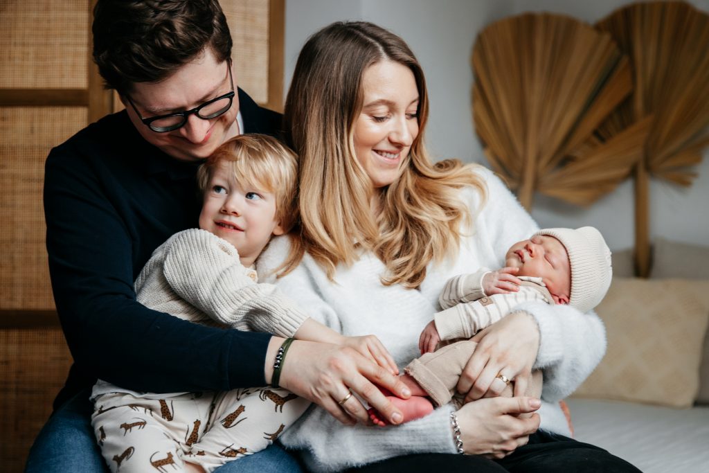 Familienfoto mit Neugeborenem