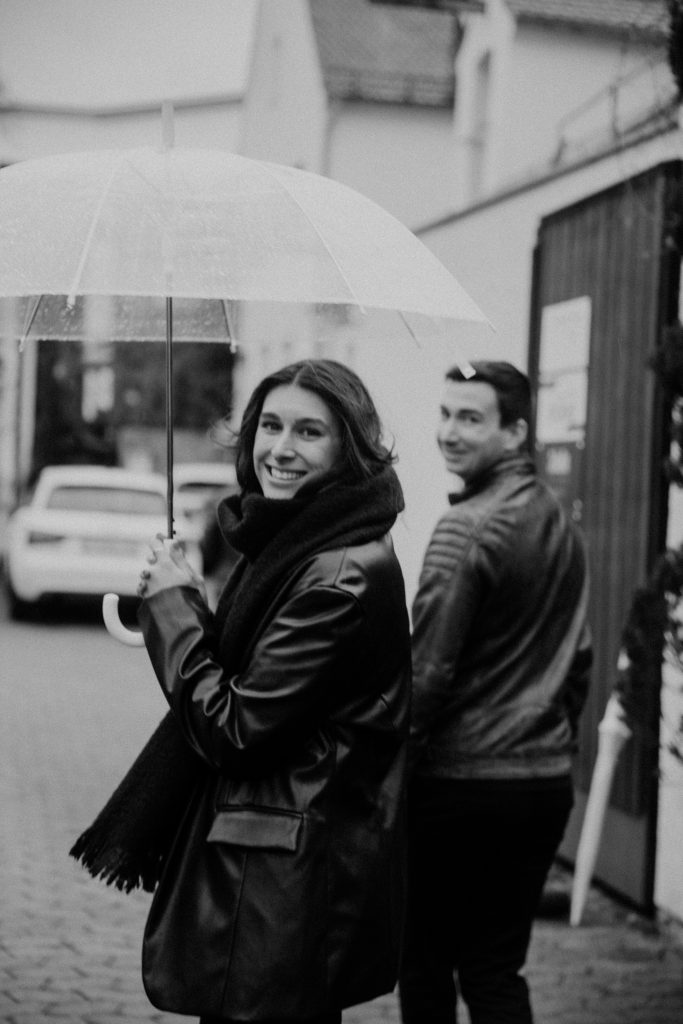 Schwarz-weiß Paarfoto Regen