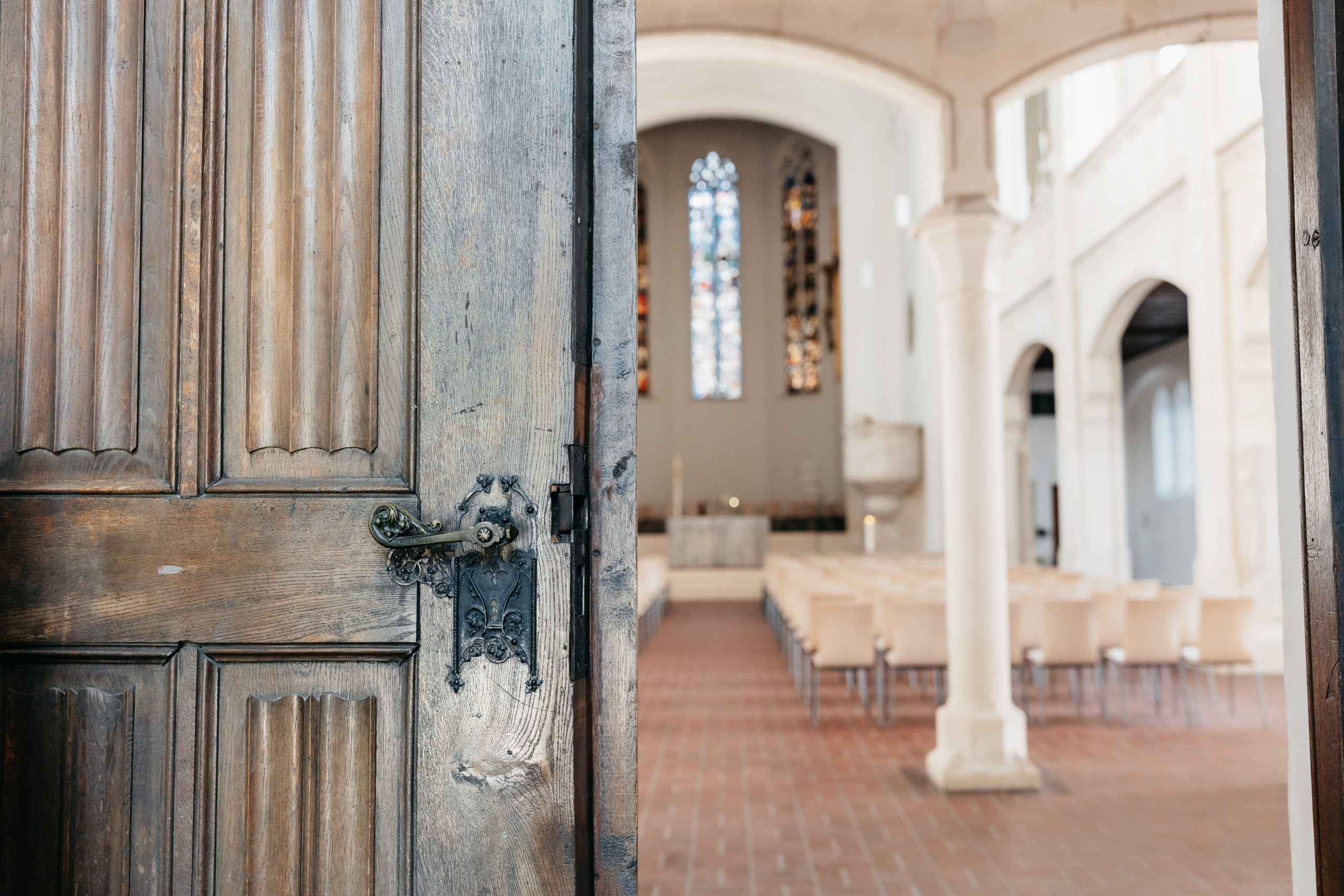 Tür einer Kirche öffnet sich