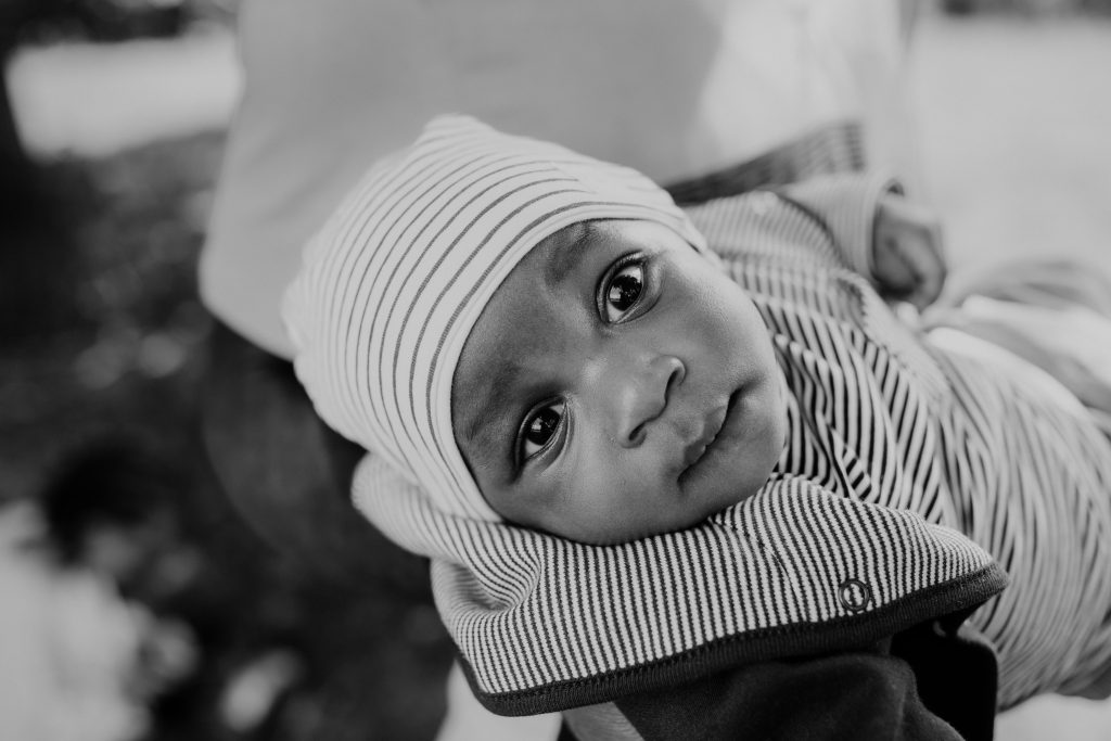 Baby mit Mütze