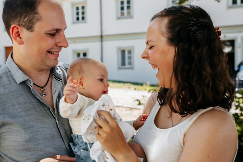 Lachende Familie
