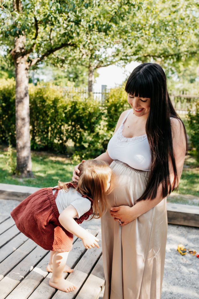 Babybauch Foto mit großer Schwester
