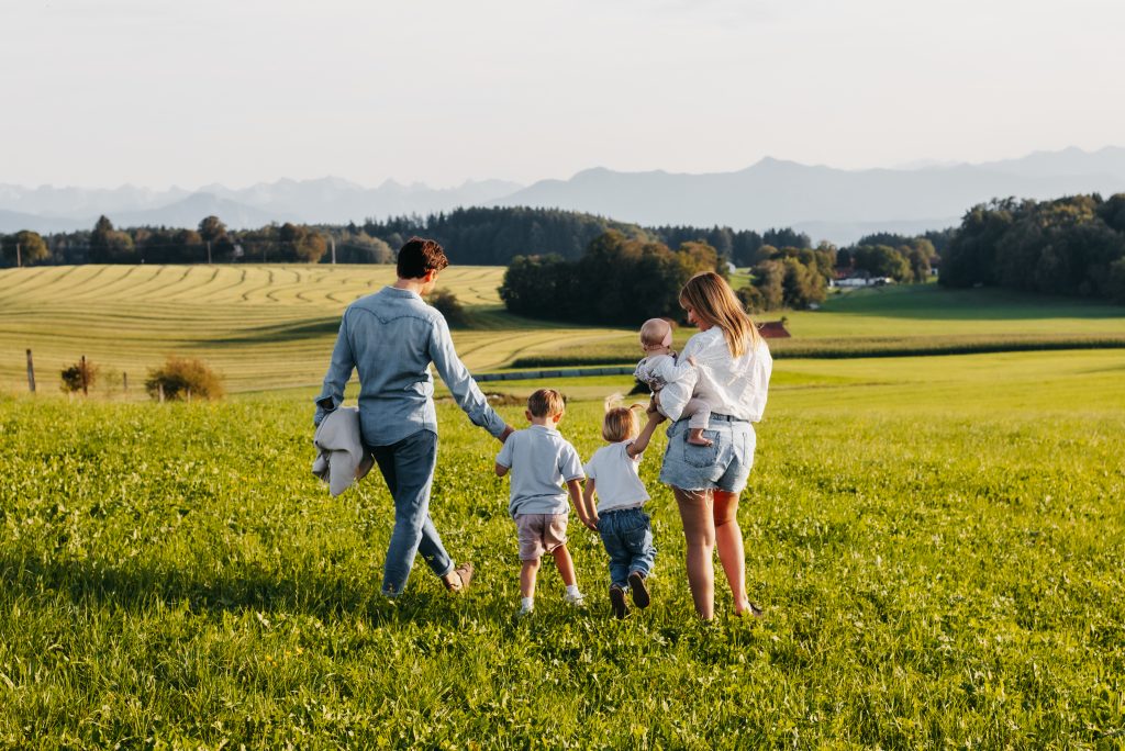 Familienfoto in den Bergen, bayerisches Voralpenlandes