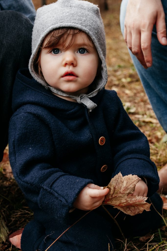Kind spielt im Herbst