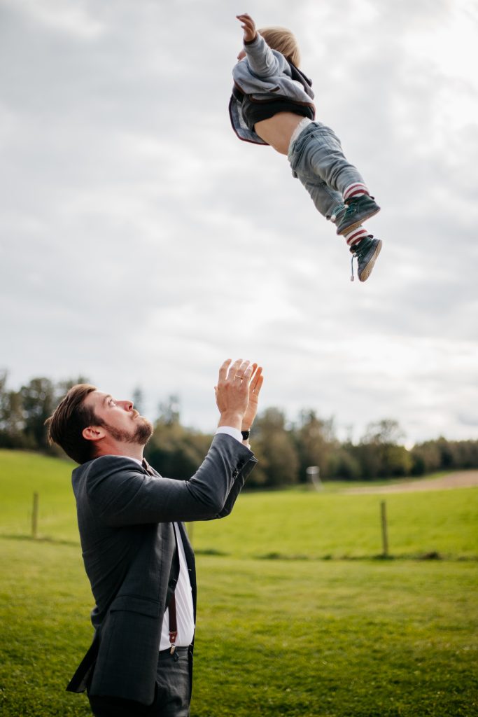 Vater wirft Sohn in die Luft