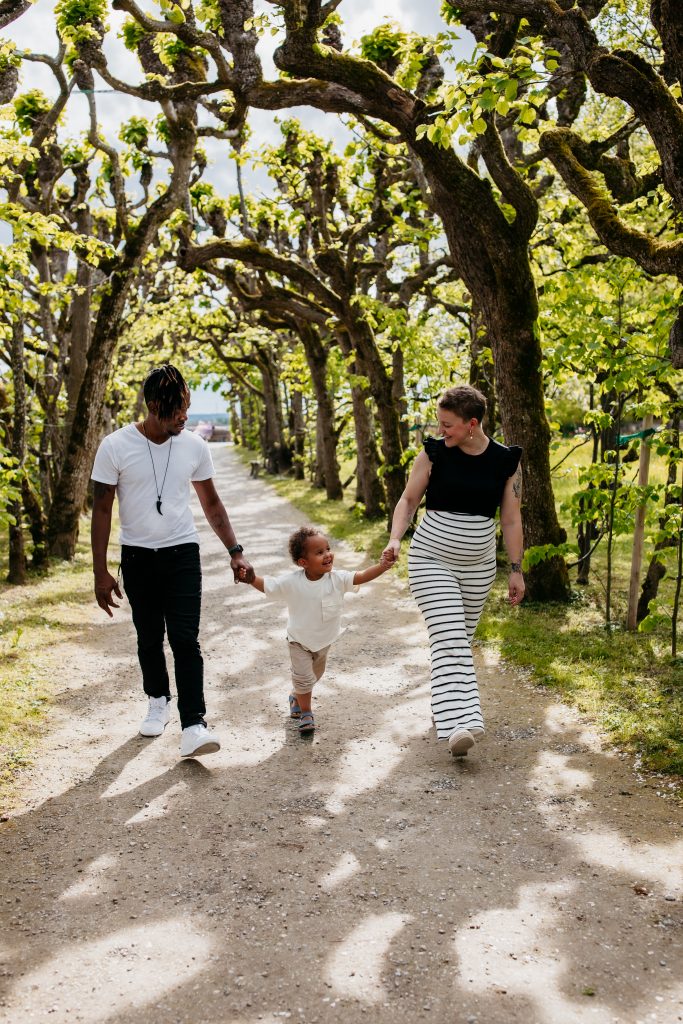 Familienshooting mit Schwangeren und Kind