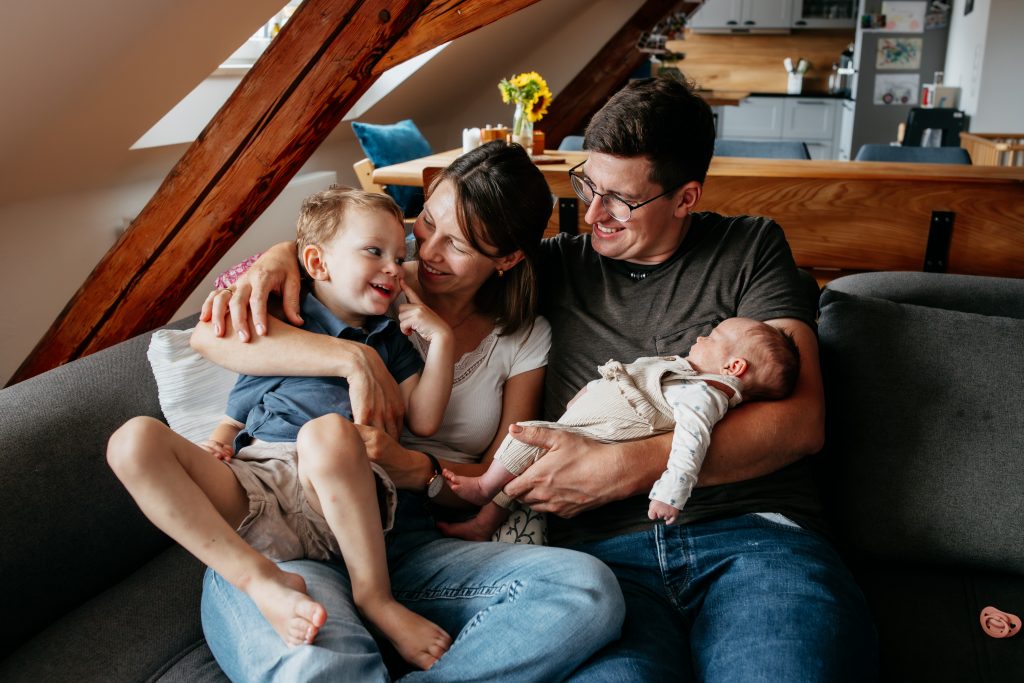 Familie mit Neugebornem und großem Bruder