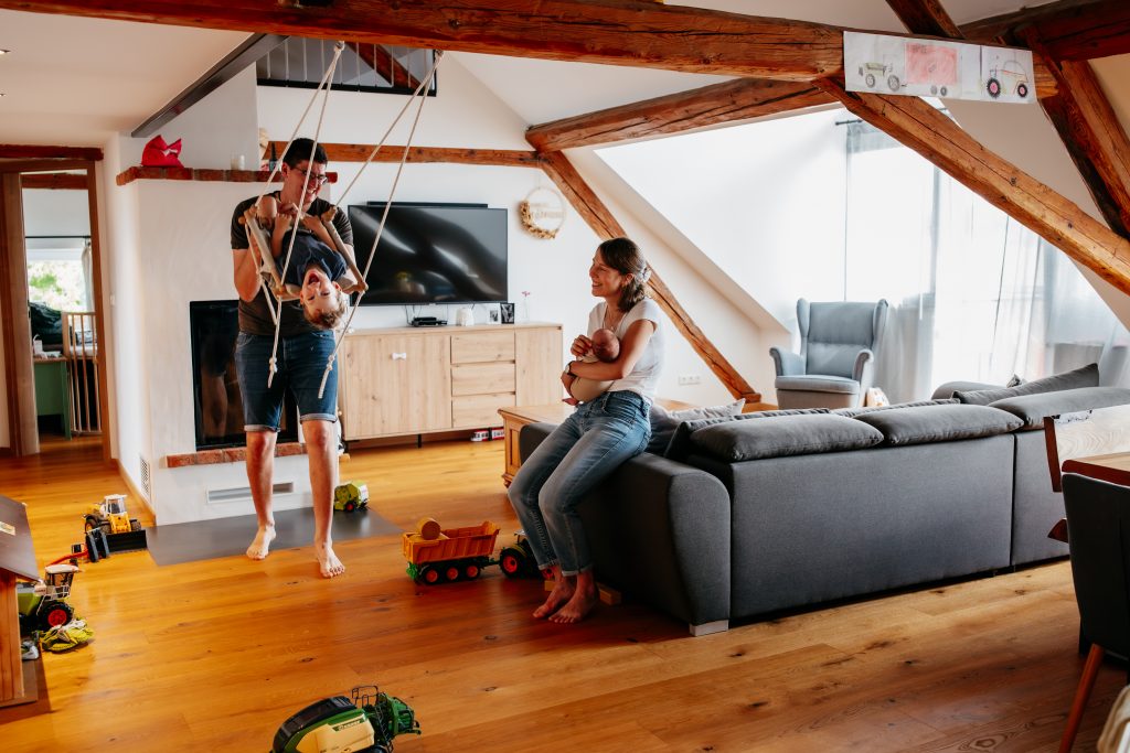 Familie verbringt einen regnerischen Tag zuhause