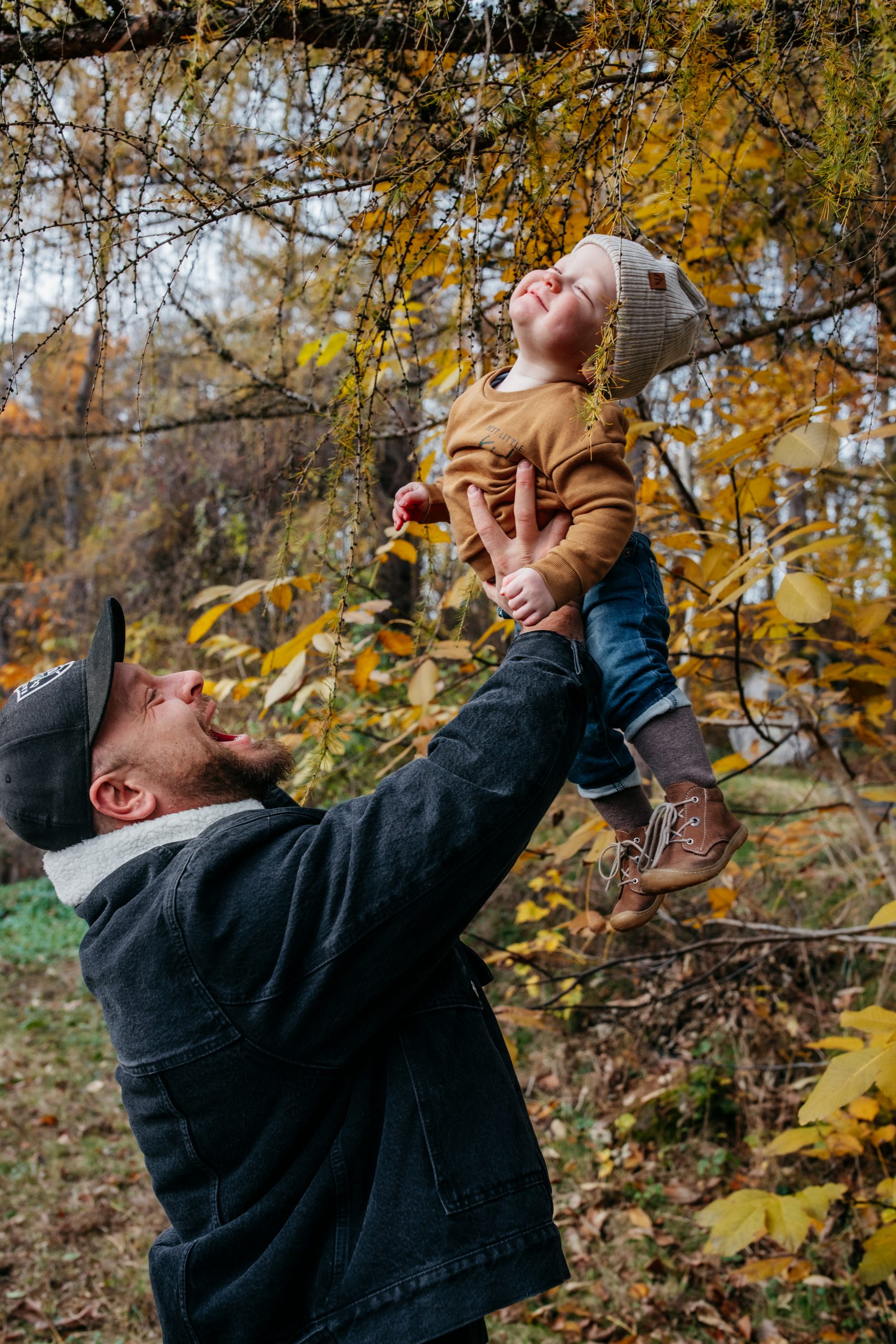 Vater und Sohn haben gemeinsam Spaß