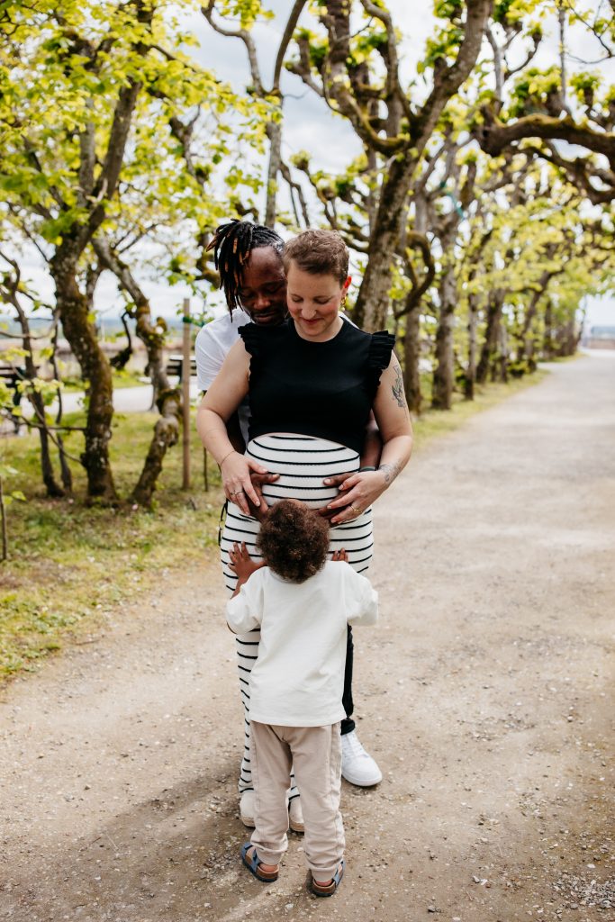 Babybauchfotos mit Geschwisterkindern