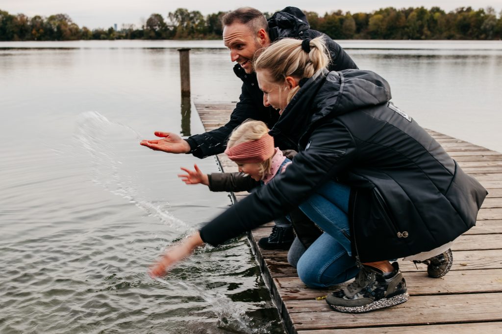 Authentisches Familienfoto am See