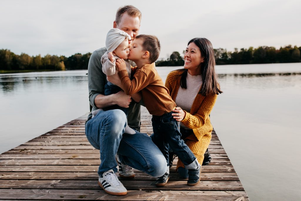 Familie mit zwei Kindern verbringt eine schöne Zeit am See